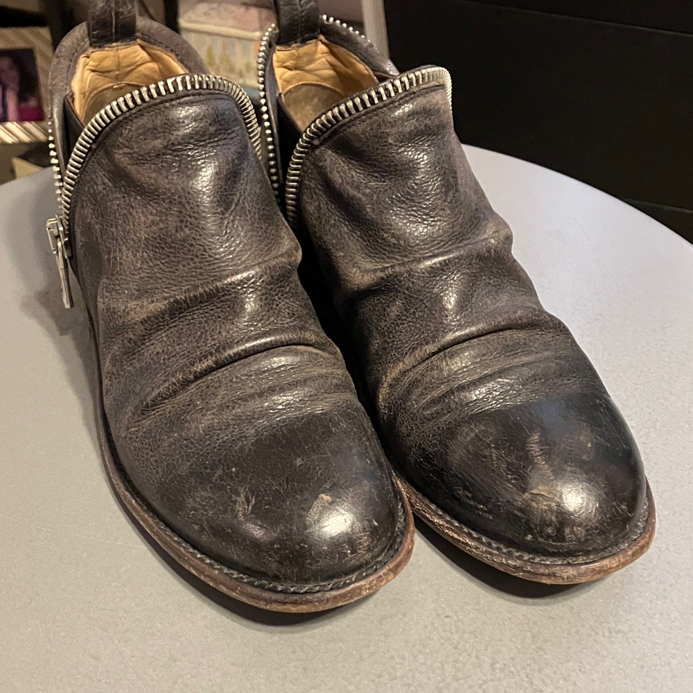 John Fluevog Evers Black ruboff Brown elastic slip on shoe